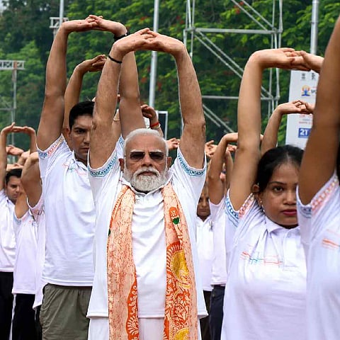 12वें अंतरराष्ट्रीय योग दिवस के अवसर पर रेड रोड पर आयोजित कार्यक्रम में योगाभ्यास करते प्रधानमंत्री Narendra Modi