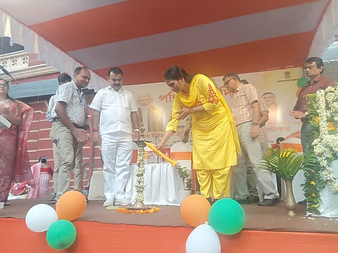 कार्यक्रम का दीप प्रज्ज्वलित करत उद्रघाटन करती केएमसी की प्रशासक स्मिता पांडेय। साथ में हैं विधायक विजय ओझा 