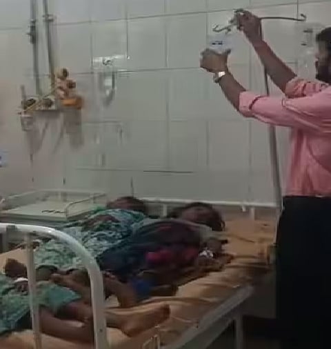 भोजन करने के बाद परिवार के सभी सदस्यों को अचानक तेज उल्टी और दस्त की शिकायत शुरू हो गई