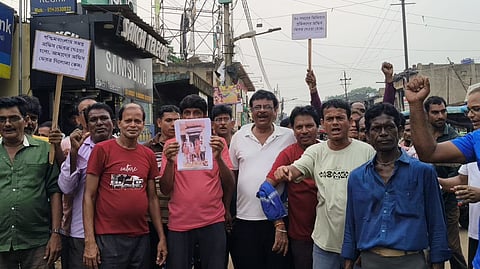 प्रदर्शन करते बस कर्मी 