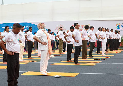  रविवार को रेड रोड पर योग करते हुए प्रधानमंत्री नरेन्द्र मोदी