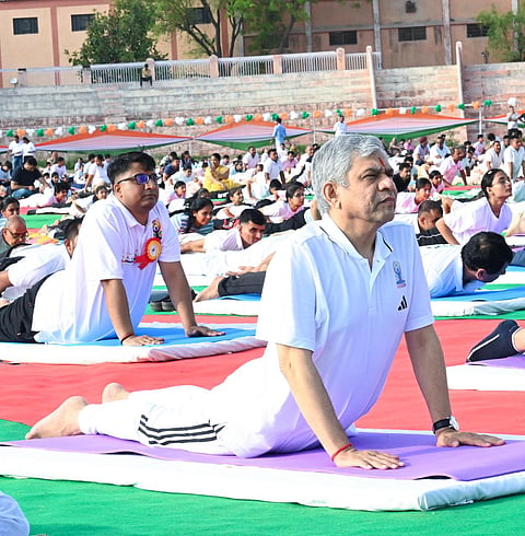 बीकानेर में अंतरराष्ट्रीय योग दिवस कार्यक्रम में शामिल हुए रेल मंत्री अश्विनी वैष्णव