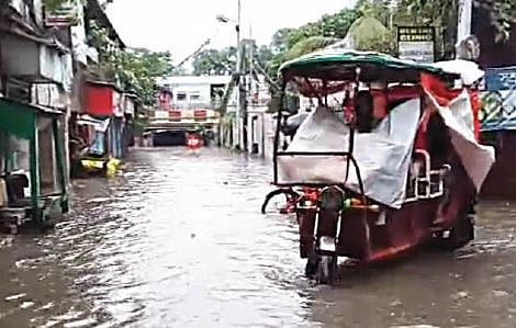 Howrah Belur Station Underpass Waterlogged Passengers Crossing Railway Tracks Dangerously