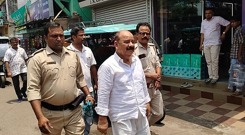 तृणमूल नेता की कमर में रस्सी बांधकर शहर में घुमाया