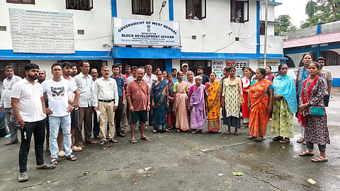 बीडीओ कार्यालय के बाहर प्रदर्शन करते लोग

