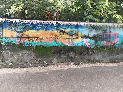 महानंदा नदी किनारे दीवारों पर बने पेंटिंग

