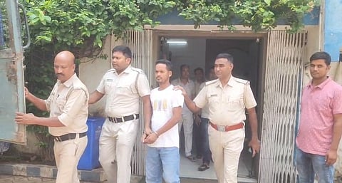 गिरफ्तार युवक को ले जाती पुलिस