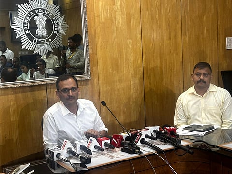 संवाददाताओं को संबोधित करते हुए एडिशनल सीपी क्राइम कुणाल अग्रवाल। साथ में हैं डीसी डीडी येलवाड श्रीकांत जगन्नाथ राव