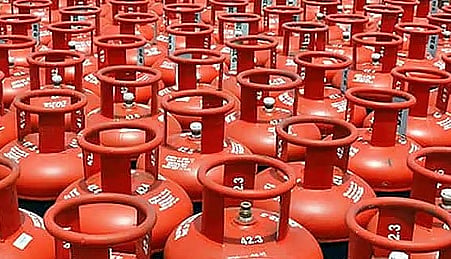 सरकार ने बल्क LPG की आपूर्ति पर लगी रोक में भी आंशिक ढील दी है।