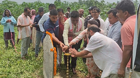 कार्य का उद्घाटन करते विधायक पूना भेंगरा व अन्य
