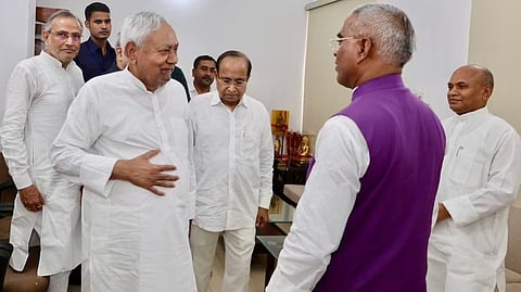 पटना में पूर्व सीएम नीतीश कुमार से भेंट करते जदयू के पूर्व अध्यक्ष आरसीपी सिंह