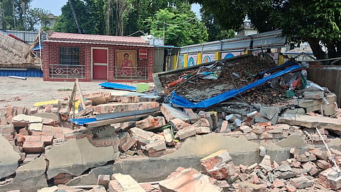 बुलडोजर से गिराया गया गार्डन हाउस