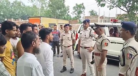 इलाके का निरीक्षण करते पुलिस अधिकारी
