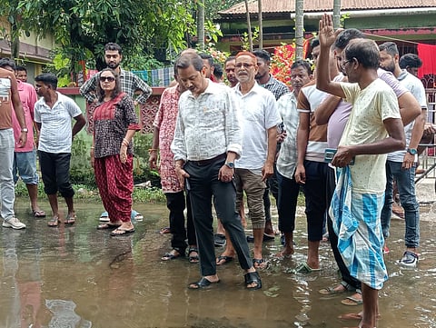 इलाके का निरीक्षण करते जलपाईगुड़ी नगरपालिका के चेयरमैन सैकत चट्टोपाध्याय

