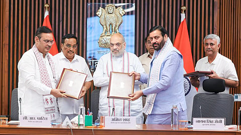 नई दिल्ली में केंद्रीय गृहमंत्री अमित शाह की उपस्थिति में MoU पर हस्ताक्षर के दौरान हरियाणा के मुख्यमंत्री नायब सिंह सैनी और राजस्थान के मुख्यमंत्री भजनलाल शर्मा 