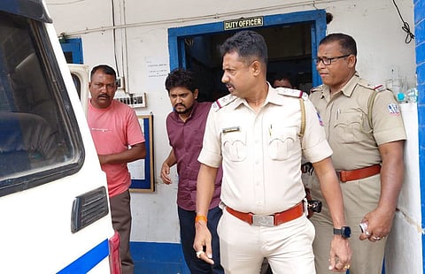 गिरफ्तार अभियुक्त को अदालत ले जाती पुलिस 