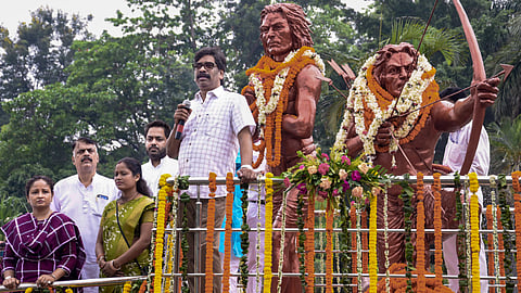 संथाल विद्रोह के आदिवासी नायकों को श्रद्धांजलि अर्पित करते CM हेमंत सोरेन