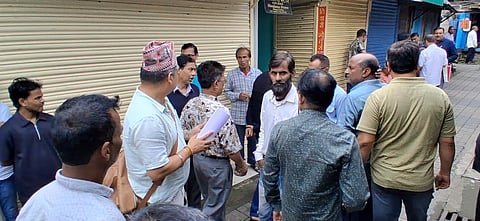 कर्सियांग केहाट बाजार की बंद दुकानें

