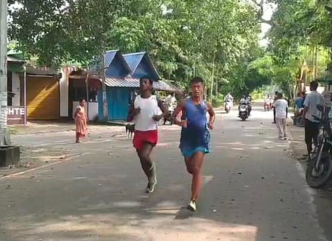मैराथन दौड़ में भाग लेते लोग

