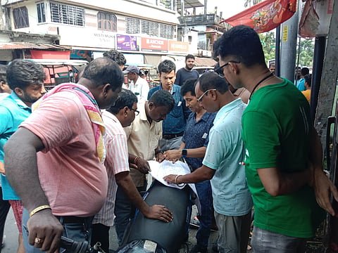 मापजोख के दौरान अधिकारी व स्थानीय लोग
