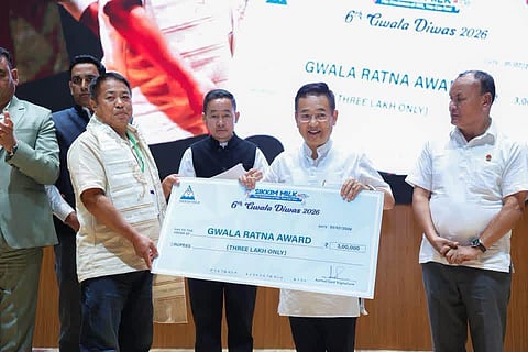 चेक देते सिक्किम के मुख्यमंत्री प्रेम सिंह तामांग

