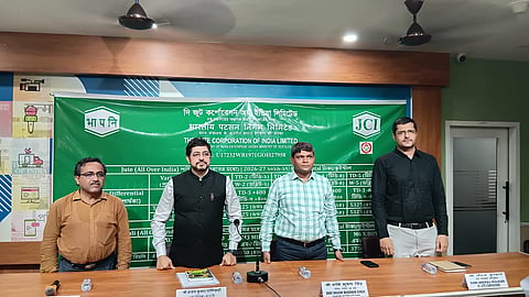  प्रेस कांफ्रेंस के दौरान मौजूद नेशनल जूट बोर्ड ऑफ इंडिया के सचिव शशि भूषण सिंह,संजय कुमार पाणिग्रही, नीरज कुलहरि कल्याण कुमार मजुमदार व अन्य