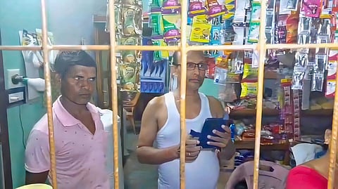 दुकान में बंध बने तृणमूल कांग्रेस नेता विनय मंडल
