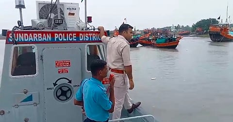सुंदरवन पुलिस की टीम माइकिंग के जरिए मछुआरों को सावधान करती हुईं