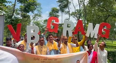 शुभारंभ में उपस्थित जिलाधिकारी मयूरी बसु, सांसद मनोज टिग्गा व अन्य
