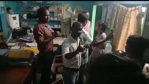 छात्राओं से कथित अश्लील हरकत के आरोप में शिक्षक के खिलाफ फूटा अभिभावकों का गुस्सा