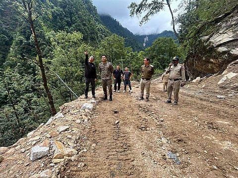 सड़क बहाली कार्यों का निरीक्षण करते एसडीएम व अन्य