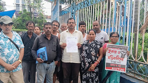  ऑल बंगाल हॉकर यूनियन के सदस्य प्रदर्शन करते हुए 