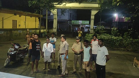 मौके पर जांच करती पुलिस

