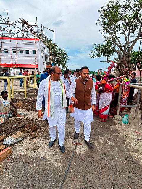 विधायक दिलीप सिंह और संतु पान संयुक्त रूप से गंगा घाट कर निरीक्षण करते हुए 