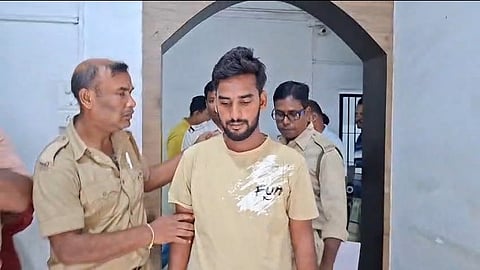 आधार कार्ड बनाने के आरोप में गिरफ्तार युवक
