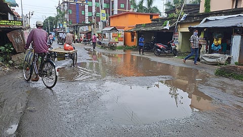 जर्जर सड़कें व जलजमाव से लोगों का धर से निकलना हुआ मुहाल 