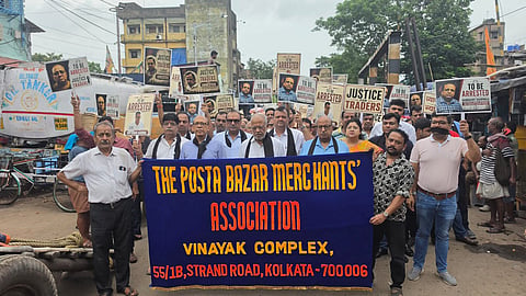 मौन प्रतिवाद रैली में शमिल पोस्ता बाजार मर्चेंट्स एसोसिएशन के सदस्यगण
