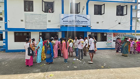 बीडीओ कार्यालय के सामने प्रदर्शन करती महिलाएं