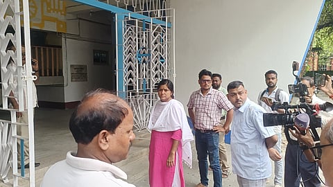 पुलिस अधीक्षक कार्यालय के बाहर मीनाक्षी मुखर्जी व अन्य

