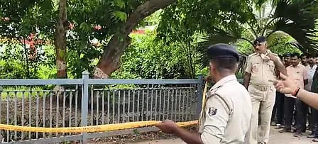 अनंत सिंह के सरकारी आवास के बाहर शव मिलने के बाद जांच करती पुलिस 