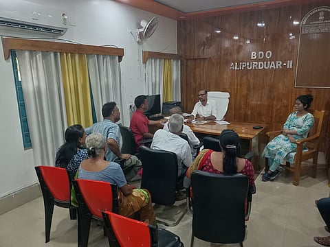 बीडीओ को ज्ञापन सौंपते सीपीआई(एम) समर्थक


