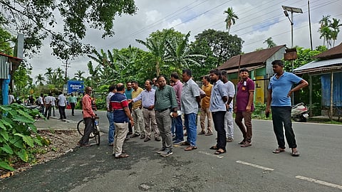 जमीन का सर्वे करते अधिकारी

