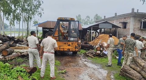 लकड़ी मिल को बुलडोजर से ध्वस्त करते प्रशासनिक अधिकारी

