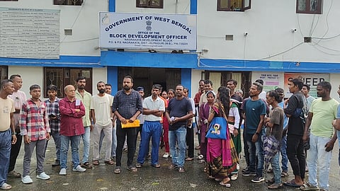 बीडीओ कार्यालय के सम्माने स्थानीय लोग
