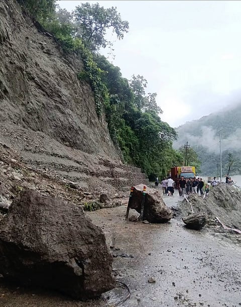 भूस्खलन के बाद क्षतिग्रस्त सड़क
