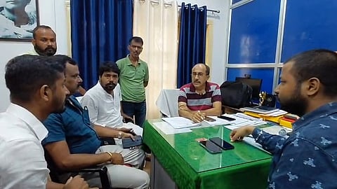 नगर पालिका के अधिकारी से बातचीत करते भाजपा नेता

