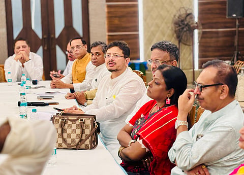 कार्यसमिति की बैठक के दौरान ऋतब्रत बनर्जी