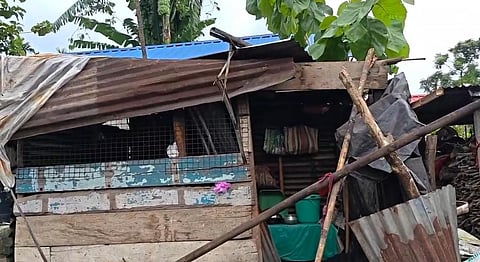 हाथी के हमले से क्षतिग्रस्त घर
