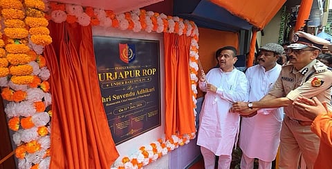 सीएम शुभेंदु अधिकारी सूर्यपुर ग्रामीण पुलिस चौकी का उद्घाटन करते हुए, साथ में हैं कई अन्य अधिकारी