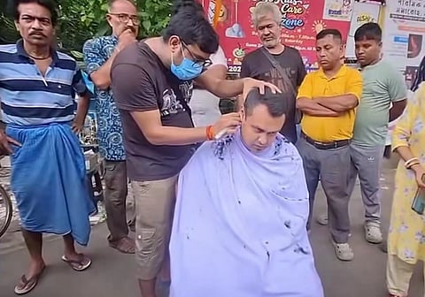 सड़क किनारे बैठकर बाल कटवाते विधायक कौस्तव बागची